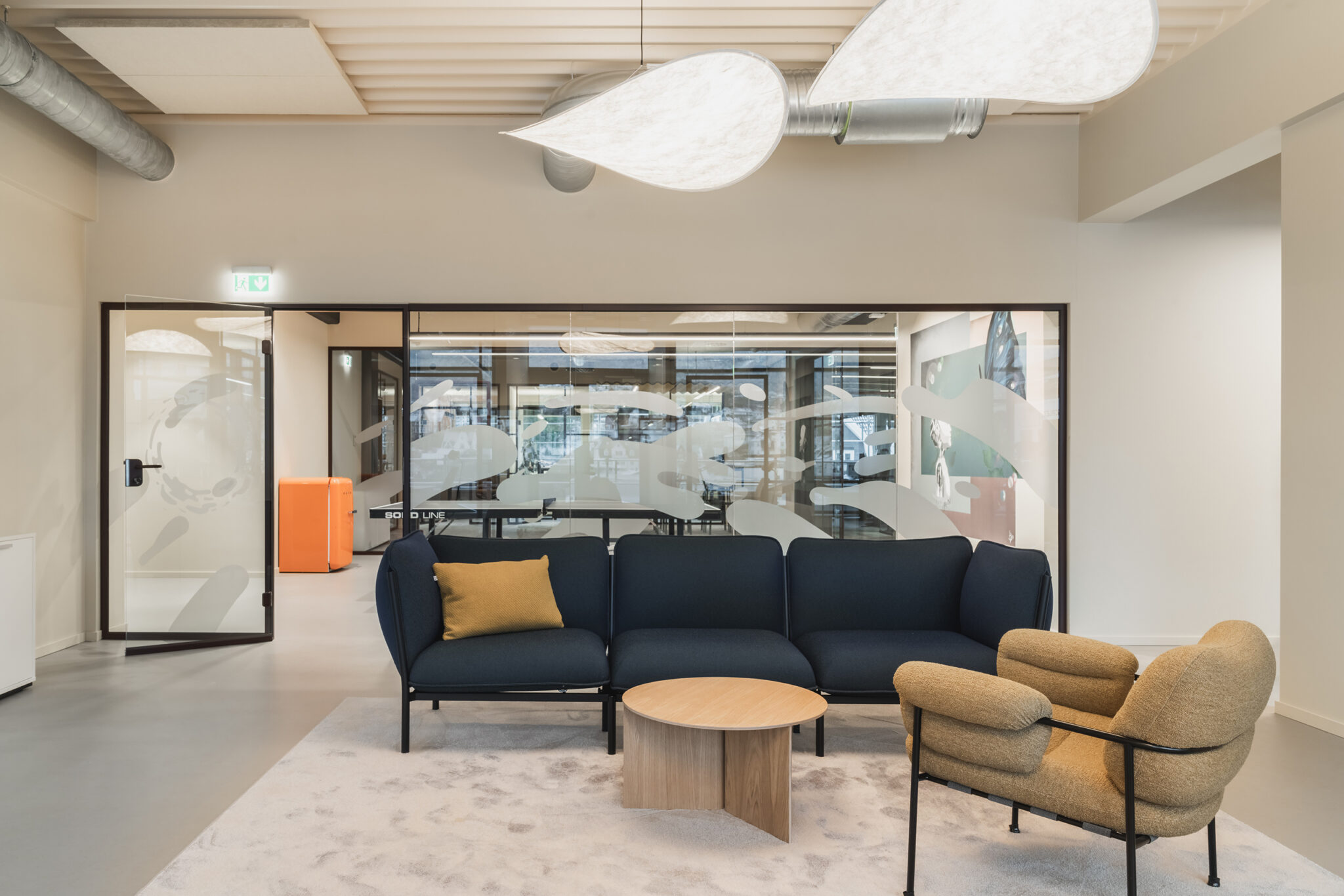 Loungeområde med sofa hos Kantega, interiørdesign av Haltenbanken