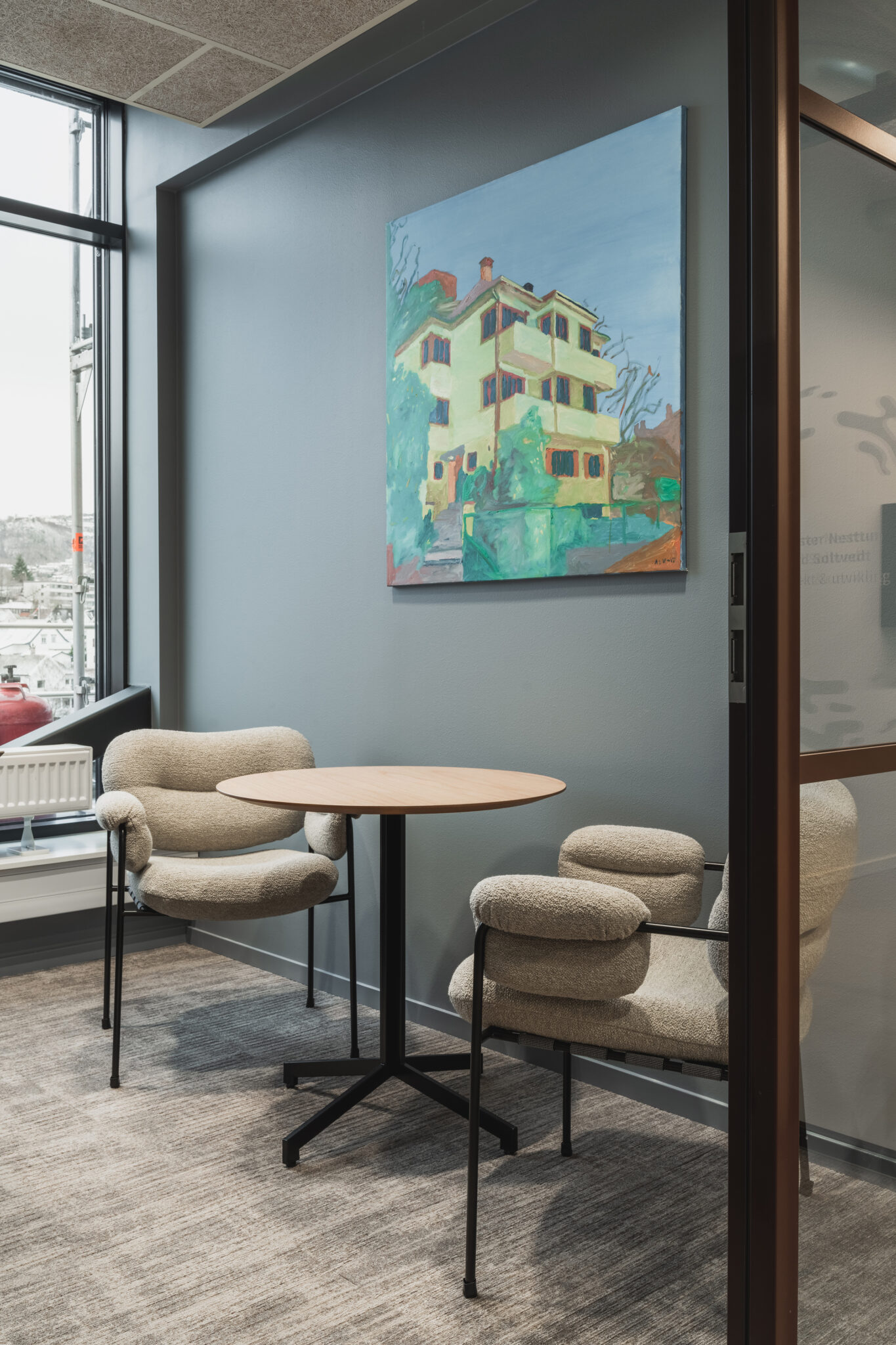 Liten sittegruppe med kunst på veggen hos Kantega, designet av Haltenbanken