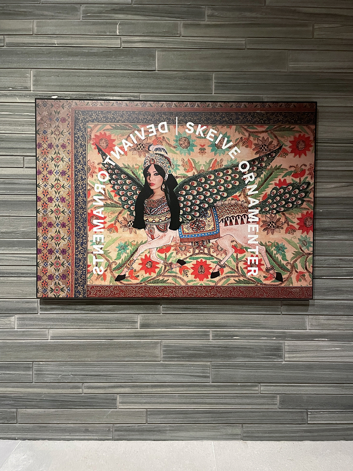 Bilde av plakat for utstillingen Deviant Ornaments utenfor Nasjonalmuseets temporære utstillingssalen, temp 1 og temp 2.